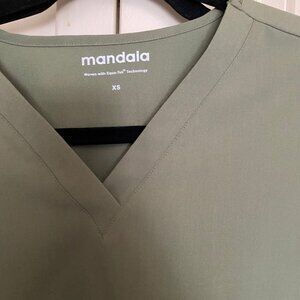 Long sleeve Mandala scrub top in Moss Green size extra small